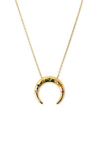 Collar de oro con un colgante en forma de media luna adornado con piedras de colores. Las cadenas presentan un diseño de eslabones delicado.