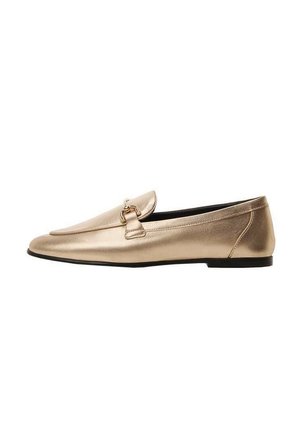 Gouden leren loafers met een platte zool, ronde neus en een decoratieve band verfraaid met een klein gouden hardwaredetail.