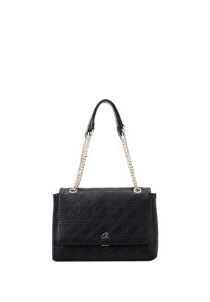 Bolso de mano de cuero negro con patrón geométrico acolchado, correas de cadena plateada con asas de cuero negro y un pequeño logo plateado en la solapa frontal.