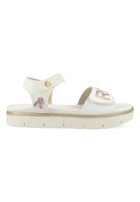 Witte sandalen met een glanzende afwerking, verstelbare enkelband, gouden accenten en een dikke, gestructureerde zool met een golfpatroon.