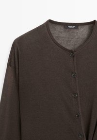 Dunkelbrauner, leichter Strickcardigan mit rundem Ausschnitt und fünf schwarzen Knöpfen vorne.