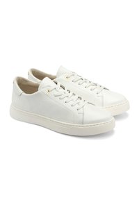 Białe skórzane sneakersy o teksturowanym wykończeniu, okrągłym czubku, płaskiej gumowej podeszwie, złotych oczkach i sznurowaniu. Prosty i minimalistyczny design.