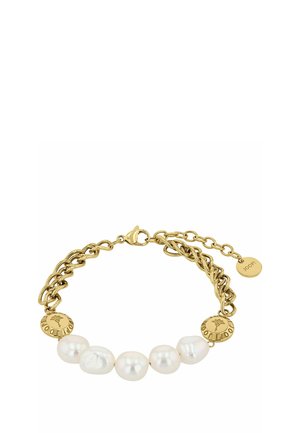 Pulsera de cadena dorada con cinco perlas blancas irregulares y tres pequeñas etiquetas redondas de oro, una grabada con "JOOP!" y motivos florales.