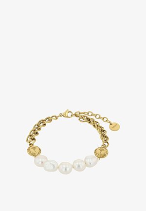 Bracelet chaîne en or avec cinq perles blanches irrégulières et trois petites pastilles rondes en or, dont une gravée de "JOOP !" et de motifs floraux.