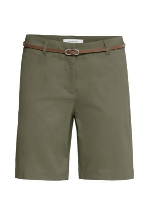 Olivovo zelené kraťasy po kolená s tenkým hnedým koženým opaskom a striebornou prackou, zobrazené na bielom pozadí.