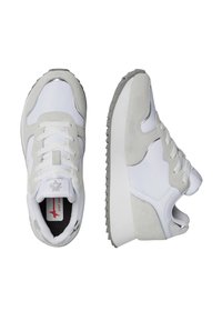 Bílé a šedé sportovní boty se semišovými a syntetickými materiály, kulatými tkaničkami, polstrovaným límcem a texturovanou gumovou podrážkou.
