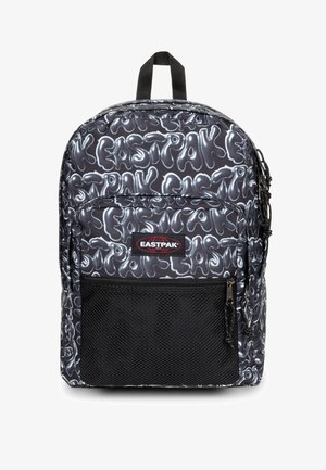 Svart ryggsäck med ett vågigt vitt mönster, framficka med dragkedja och nätpanel, samt ett handtag på toppen. Eastpak-logotypen på framsidan.