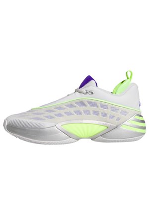Scarpa da ginnastica bianca e grigia con linguetta viola, dettagli verde neon, lati in rete e asola sul tallone, vista lateralmente.