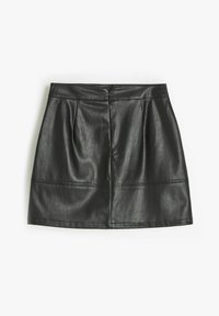 Czarna skórzana mini spódnica z dopasowanym talią, plisowanym wzorem i zdobieniami szwów. Gładka struktura z klasycznym kształtem w literę A.