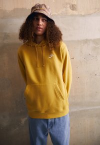 Nike Sportswear - CLUB HOODIE - Sweatshirt - wheat gold Thumbnail Image 1