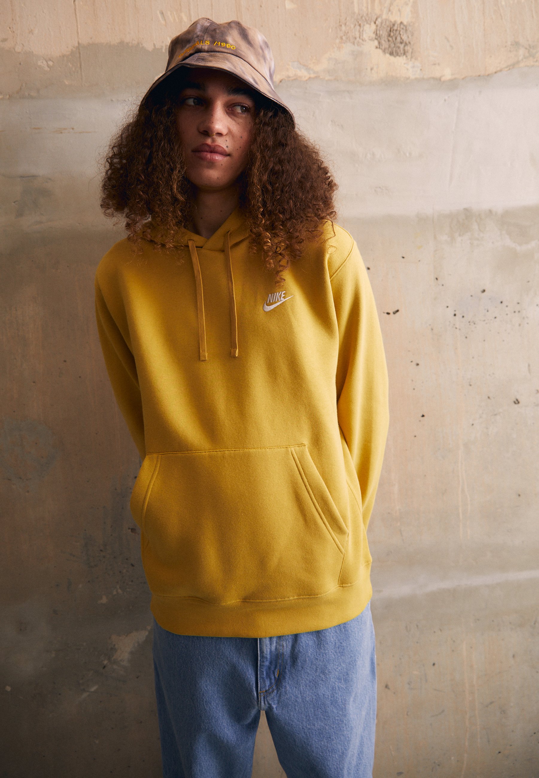nike air sudadera nike logo dorado