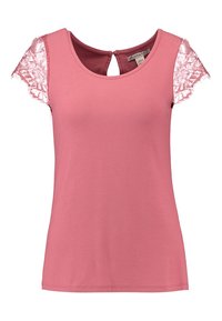 Lyserød t-shirt med korte blondeærmer, rund halsudskæring og detalje med nøglehul bagpå. Lavet af blødt stof med en glat overflade.
