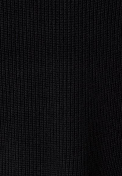 Zwarte ribbelstof met een gestructureerd oppervlak, met verticale lijnen door het materiaal die een uniform patroon creëren.