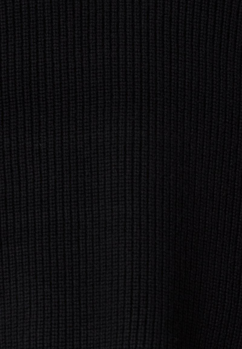 Tissu noir côtelé avec une surface texturée, présentant des lignes verticales traversant le matériau, créant un motif uniforme.
