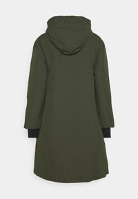 Vihreä, hupparimallinen parka-takki, jossa on sileä pinta, pitkät hihat ja mustat hihansuut. Suunnittelu on polvipitkä ja suoramuotoinen.