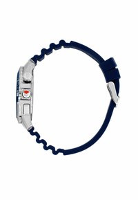 Cinturino in gomma blu con cassa in metallo argentato, caratterizzato da un grande pulsante bianco e un piccolo accento rosso, visto di lato.