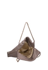 Borsa a tracolla beige trapuntata con catena dorata, dotata di un esterno in pelle liscia e interno foderato, chiusa con un bottone a scatto.