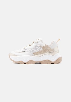 Biało-beżowy masywny sneaker z beżową błyszczącą wstawką, podeszwą z wzorem fal, materiałowymi sznurowadłami i pętelką do ściągania na białym tle.