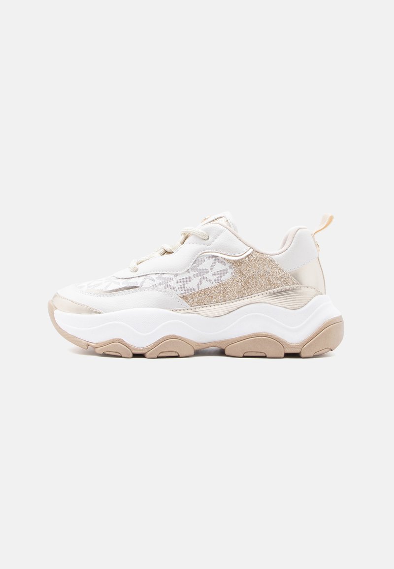 Λευκό και μπεζ chunky sneaker με μπεζ πάνελ με glitter, σόλα με κυματιστό μοτίβο, υφασμάτινα κορδόνια και θηλιά τράβηγμα σε λευκό φόντο.