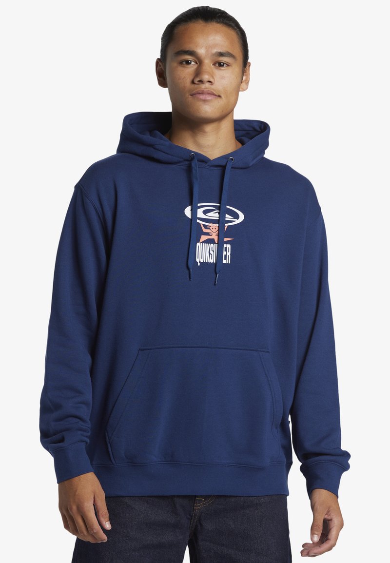 Sudadera azul marino hecha de una tela suave, con un bolsillo frontal y capucha con cordones. Logo de Quiksilver exhibido de manera destacada en el pecho.