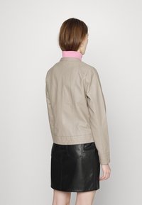 b.young BYACOM - Casaco de pele sintética - vintage khaki