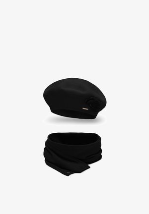 Sort strikket beret med en tekstureret overflade og broderede detaljer, parret med et matchende sort halsedisse, begge i et glat stof.