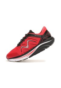 Chaussure de sport rouge et noire avec dessus texturé, motifs en zigzag, semelle noire et amorti visible. Comprend des lacets et un détail de logo.