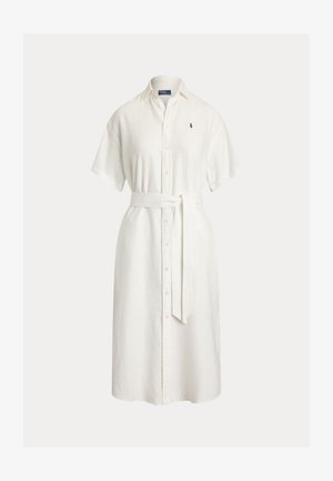 Λευκό μίντι φόρεμα με κοντά μανίκια, κουμπιά μπροστά, γιακά, ζώνη στη μέση και μικρό κεντητό λογότυπο στο αριστερό στήθος.