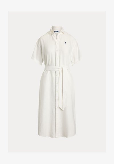 Rochie midi albă cu mâneci scurte și nasturi, guleraș, cordon în talie și logo mic brodat pe partea stângă a pieptului.