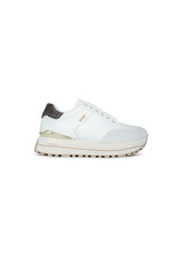 Sneaker bianca con tomaia in pelle liscia, punta in camoscio grigia, tacco texturizzato marrone e dettagli dorati sulla suola e sul branding.