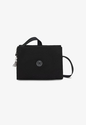 Zwarte rechthoekige tas met een geaderd patroon, ritssluiting, een bovenhandvat en een zijriem. Voorzien van een rond logo en decoratieve hangers.