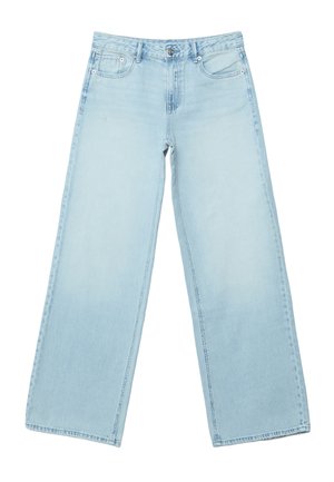 Jasnoniebieskie dżinsy z szerokimi nogawkami, z przednimi kieszeniami, szlufkami na pasek i zapięciem na guziki, ułożone płasko na białym tle.