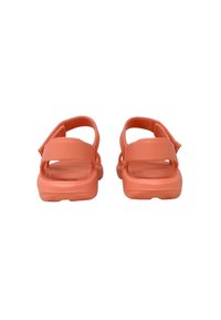 Sandali color corallo con texture in plastica liscia, apertura sul retro, cinturino regolabile e suola imbottita. Progettati per il comfort e la facilità d'uso.
