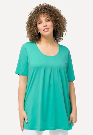 Top turchese a maniche corte con scollatura rotonda e dettagli plissettati. Realizzato in un tessuto morbido, con vestibilità rilassata e texture liscia.