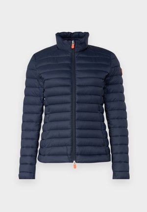 Tamno plava puffer jakna s visokim ovratnikom, horizontalnim kvadriranim dizajnom, prednjim patentnim zatvaračem s narančastim povlačnim trakama i bez vidljivog brendiranja.