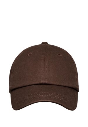 Brązowa czapka bejsbolowa z przeszywanymi panelami i otworami wentylacyjnymi, widziana z przodu.