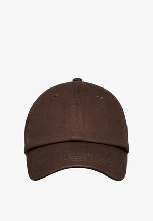 Brązowa czapka bejsbolowa z przeszywanymi panelami i otworami wentylacyjnymi, widziana z przodu.