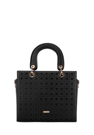 Černá kožená kabelka s perforovaným vzorem, zaoblenými rukojeťmi, kovovými akcenty a obdélníkovým tvarem. Zlatý detail loga na přední straně.