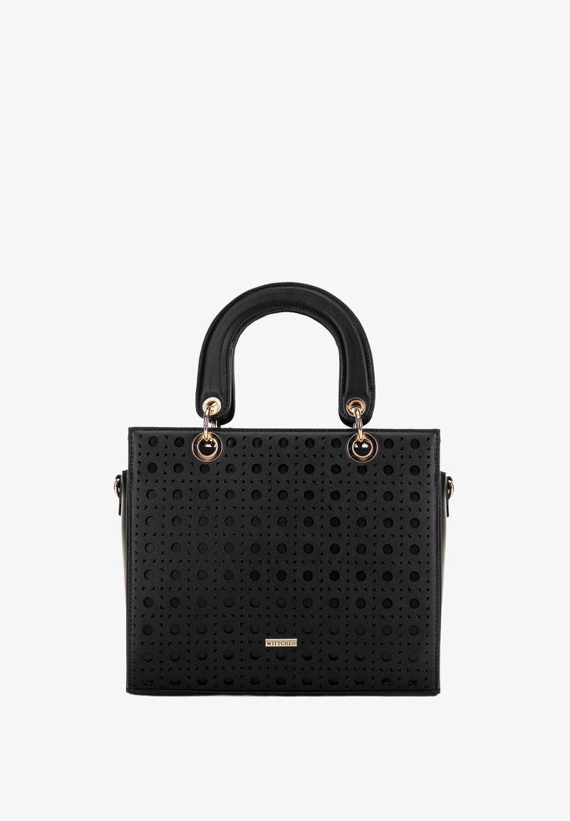 Černá kožená kabelka s perforovaným vzorem, zaoblenými rukojeťmi, kovovými akcenty a obdélníkovým tvarem. Zlatý detail loga na přední straně.