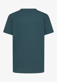 Lyhythihainen t-paita tumman turkoosista puuvillasta. Yksinkertainen muotoilu, jossa on pyöreä kaula-aukko eikä graafisia yksityiskohtia. Sileä pinta ja rento istuvuus.