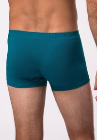 Tyrkysové elastické bavlněné boxerky s pohodlným elastickým pasem a hladkou strukturou, navržené pro těsné padnutí.