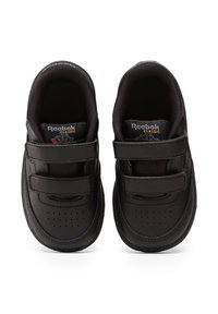 Sorte Reebok Classic sko med en glatt skinnøvre, borrelåsremmer, perforert tåboks og gummisåle. Enkel design med merkevare.