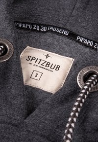 Pullover grigio in tessuto con una texture soffice, dotato di cappuccio a trama con lacci, occhielli in metallo e un'etichetta con "SPITZBUB" e taglia "S".