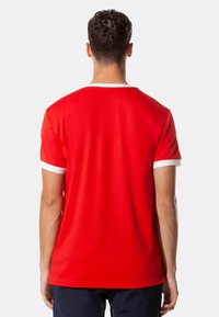 Rotes T-Shirt mit kurzen Ärmeln und Rundhalsausschnitt, mit weißem Besatz an Ärmeln und Kragen, gefertigt aus glattem, leichtem Stoff.