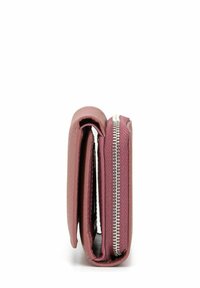 Kompaktowy, składany różowy portfel ze widocznym srebrnym zamkiem z jednej strony, stojący pionowo na białym tle.