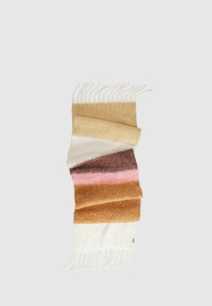 Una bufanda con flecos y franjas horizontales de color crema, tostado, marrón y rosa está doblada sobre un fondo liso y claro.