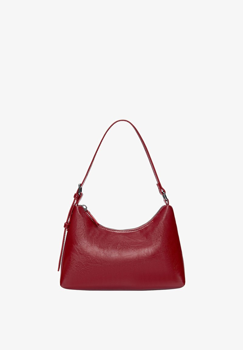 Czerwona skórzana torebka na ramię o zakrzywionym kształcie, gładkiej fakturze i zamek błyskawiczny. Posiada cienką rączkę do noszenia.