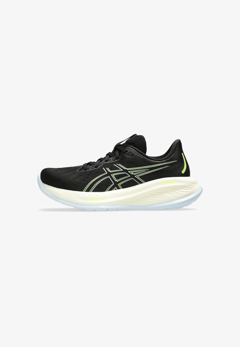 Svart idrottssko med ett andningsbart mesh-överdrag, med en vit sula, neon gröna detaljer och en strömlinjeformad design för lättviktsstöd.