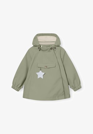Svetlo zelena otroška dežna jakna s kapuco, sprednjim žepom in odsevno zvezdasto značko, pripeto na preklopu žepa.