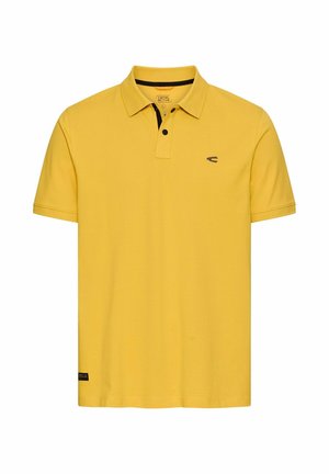 Gul polo med korte ærmer, krave, to-knapslukning, lille logo på venstre bryst og en sort label nær den nederste kant.